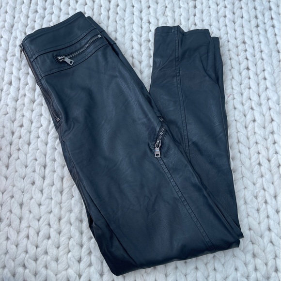 FASHION NOVA FAUX LEATHER PANTS WITH ZIPPER DETAIL SIZE S - Picture 3 of 3
